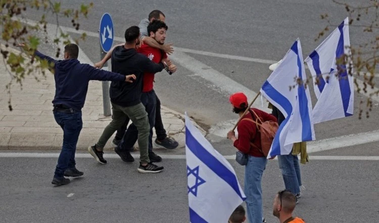 Policía de ocupación detienen a colono israelí.