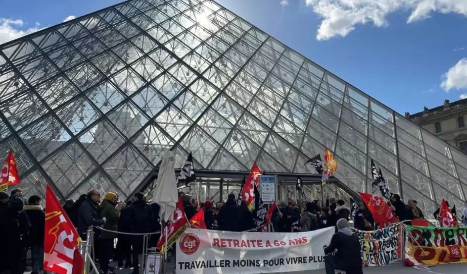 Trabajadores del Museo del Louvre en huelga por reforma de pensiones. Foto: Reuters.