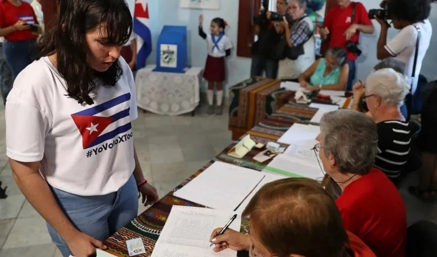 Cubanos respaldan con su derecho al voto respaldo a la Revolución.
