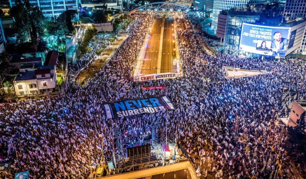 Protestas contra la polémica reforma judicial del gobierno de coalición nacionalista del primer ministro israelí Benjamín Netanyahu en "Tel Aviv" el 18 de marzo de 2023.