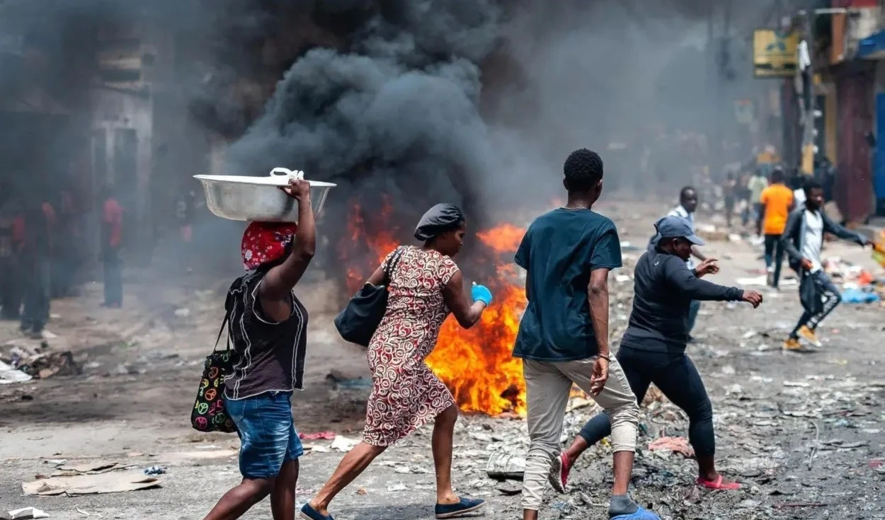 La violencia empeoró desde el asesinato del presidente Jovenel Moïse en julio de 2021, y el clima político y de seguridad no mejora en el país. La violencia empeoró desde el asesinato del presidente Jovenel Moïse en julio de 2021, y el clima político y de seguridad no mejora en el país.