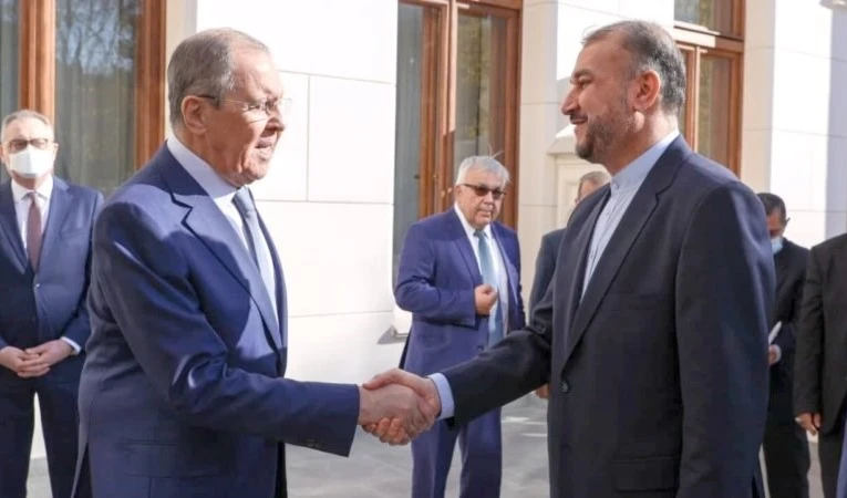 El canciller iraní Hossein Amir Abdullahian es recibido por su homólogo ruso Serguei Lavrov en Moscú.