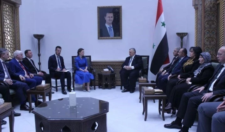 El presidente de la Asamblea del Pueblo sirio (Parlamento), Hamouda Sabbagh, recibe a delegación rusa en Damasco. El presidente de la Asamblea del Pueblo sirio (Parlamento), Hamouda Sabbagh, recibe a delegación rusa en Damasco.