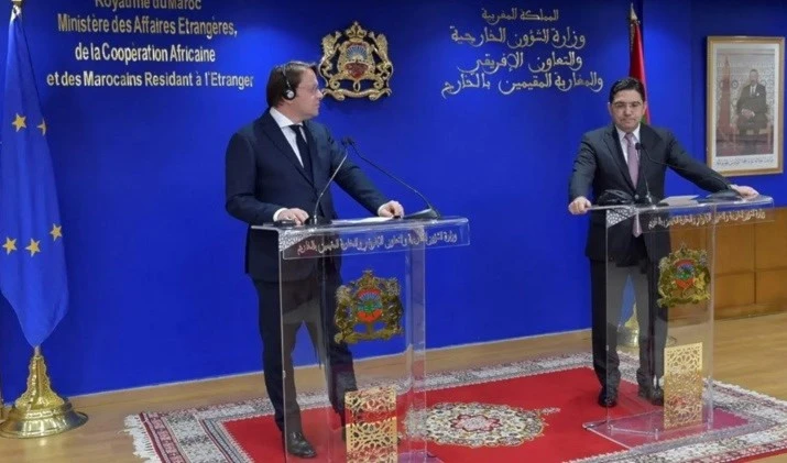 El comisario europeo Oliver Farrelly y el ministro de Relaciones Exteriores de Marruecos, Nasser Bourita, durante una conferencia de prensa conjunta en Rabat.
