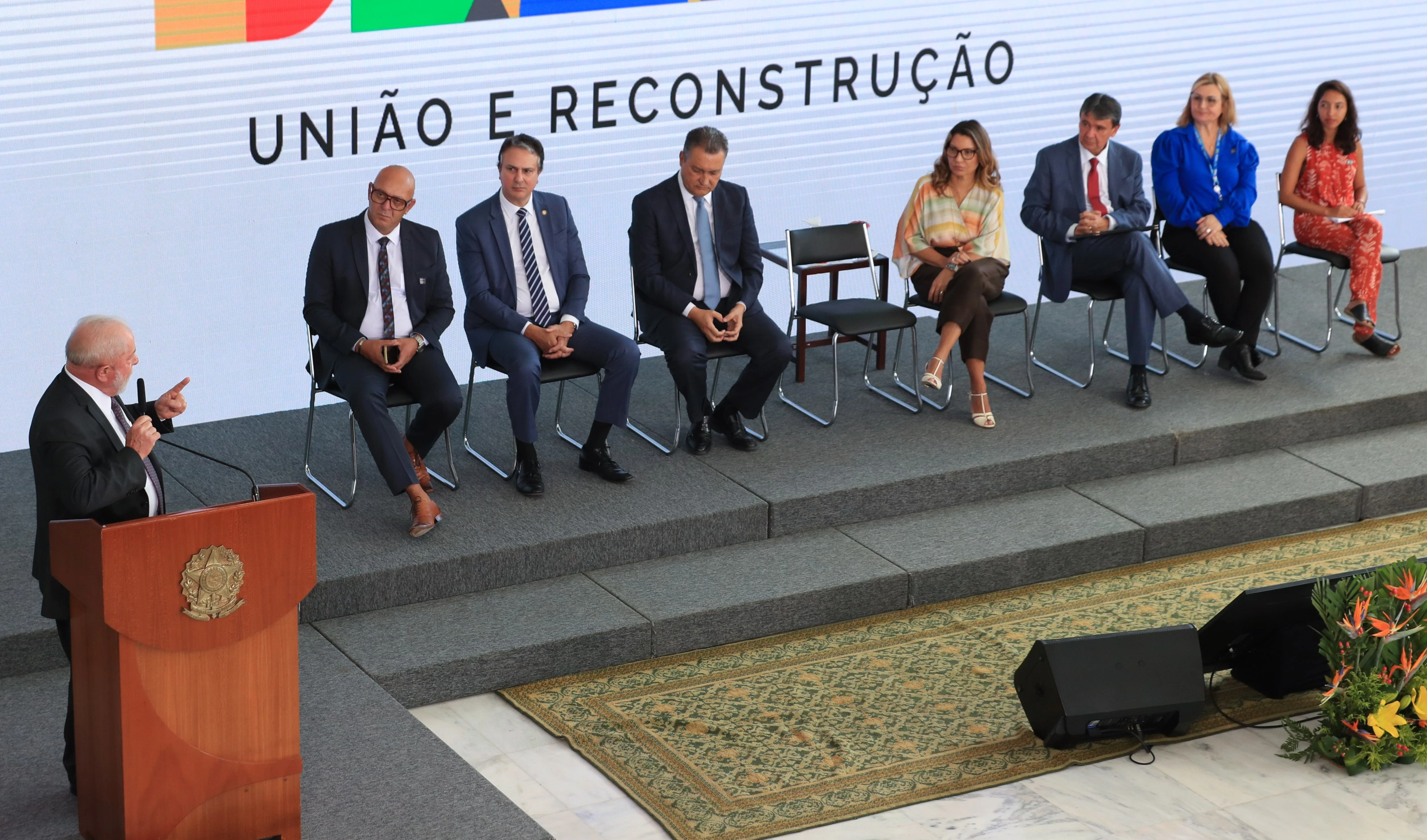 Lula presenta programa Bolsa Familia. Lula presenta programa Bolsa Familia.