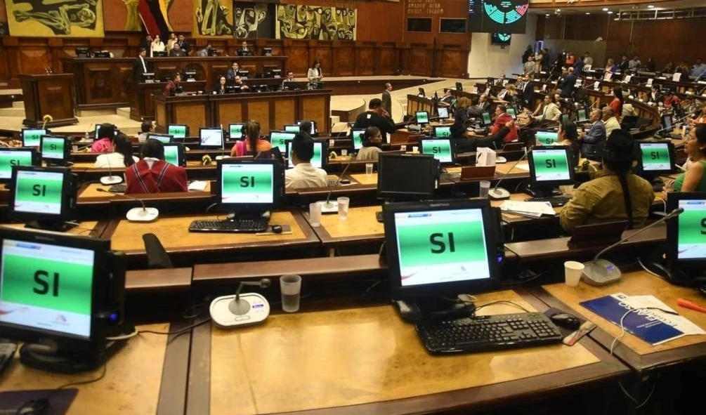 De 125 legisladores, 104 se pronunciaron a favor del enjuiciamiento, 18 votaron en contra y tres se abstuvieron.