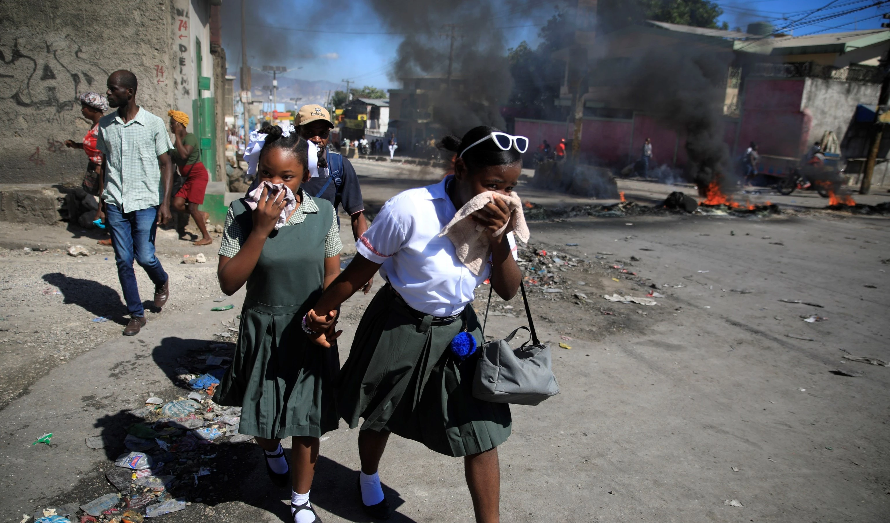 Estudiantes y profesores temen ir a clases ante la violencia en Haití.