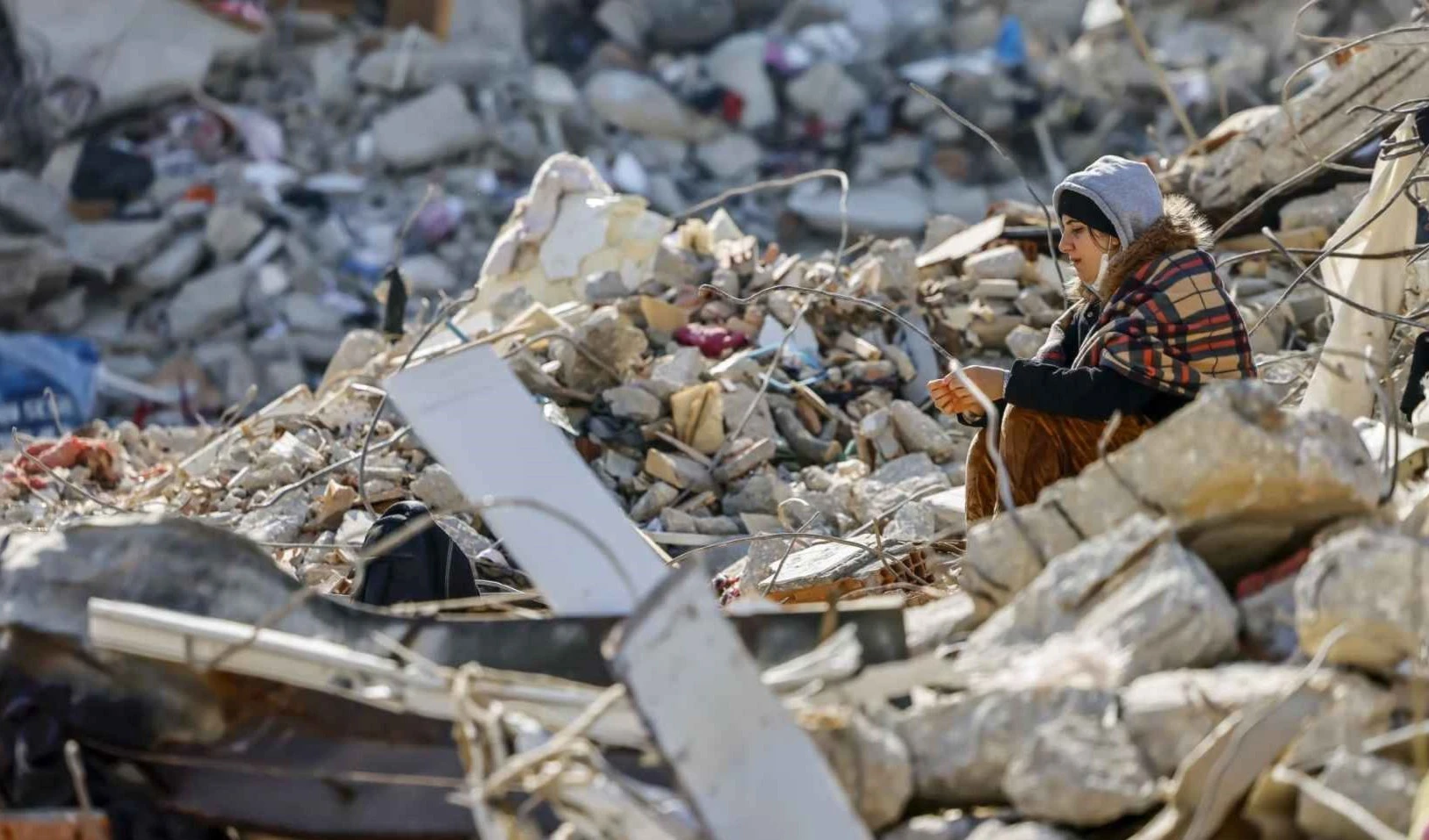 Las cifras totales de fallecidos en esas dos naciones sobrepasan las 47 mil, decenas de miles de personas están heridas y millones desplazadas.