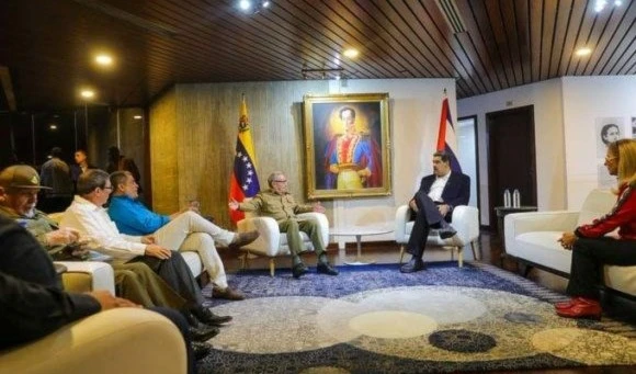 Como un encuentro entre hermanos, calificó Nicolás Maduro su encuentro Raúl Castro y Rafael Correa. Como un encuentro entre hermanos, calificó Nicolás Maduro su encuentro Raúl Castro y Rafael Correa.