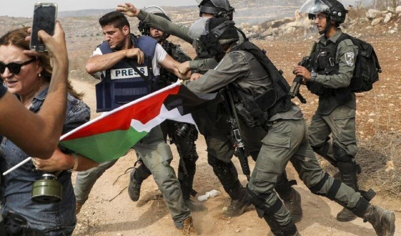 La ocupación ataca constantemente a los trabajadores de la prensa. La ocupación ataca constantemente a los trabajadores de la prensa.