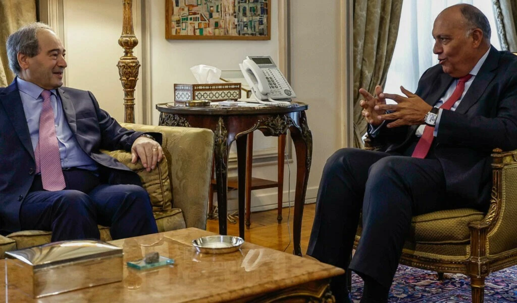El ministro de Relaciones Exteriores de Egipto, Sameh Shoukry (D) y su homólogo sirio, Faisal Mekdad (I), durante su encuentro en El Cairo.