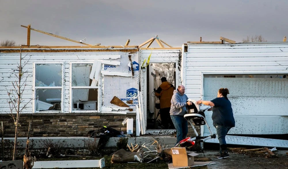 Al menos 21 muertes y decenas de heridos por tornados en EE.UU. Foto: AP.