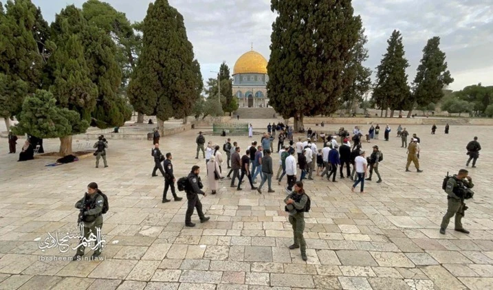 Fuerzas israelíes protegen a los colonos en su visita al lugar sagrado.
