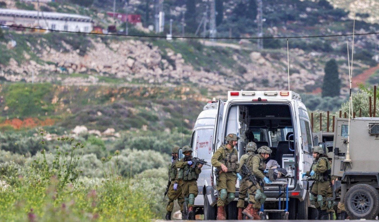 Las fuerzas de ocupación mantienen retenidos los cuerpos de los dos mártires asesinados en el enfrentamiento en Nablus.