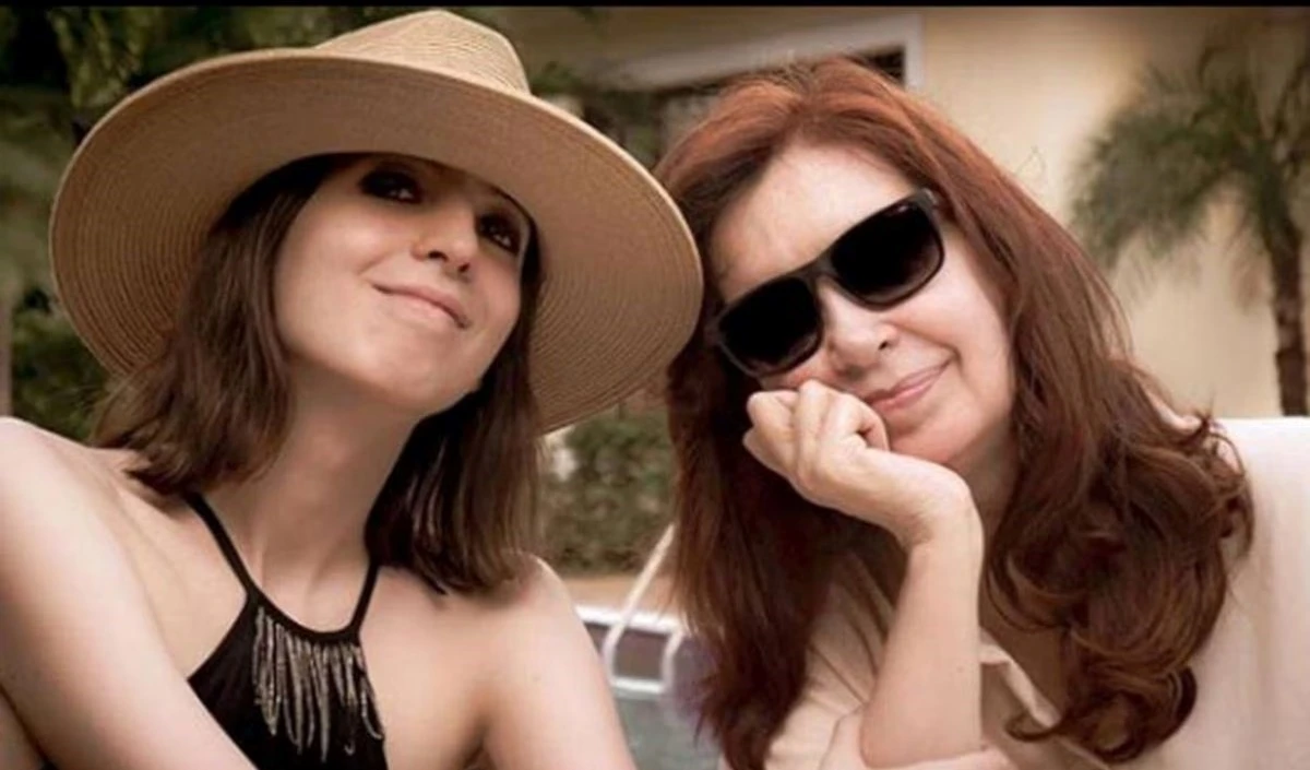 La vicepresidenta argentina y su hija Florencia fueron violentamente injuriadas.