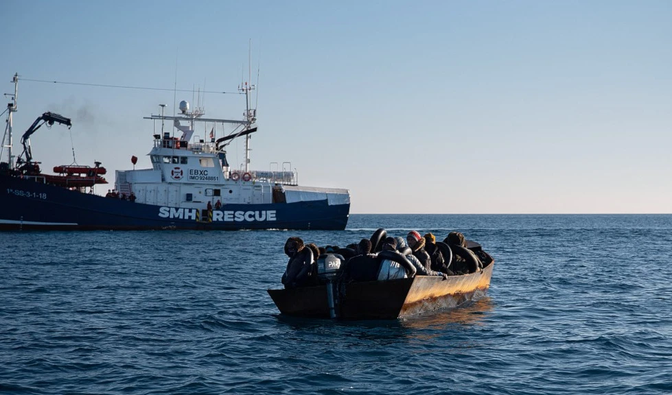 Barco rescata a 40 migrantes subsaharianos en el mar Mediterráneo, el 21 de febrero de 2023.
