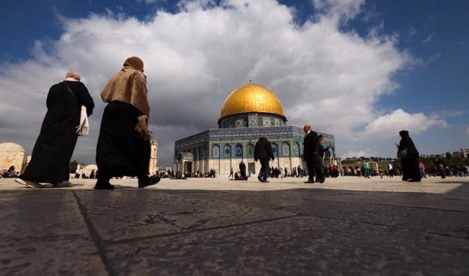 Palestinos acuden a la mezquita de Al-Aqsa.