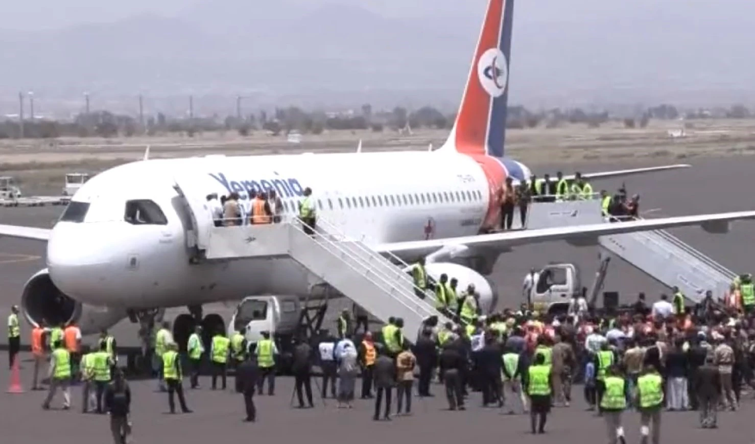 El primer avión partió del aeropuerto de Adén hacia el de Saná con el primer grupo de liberados. El primer avión partió del aeropuerto de Adén hacia el de Saná con el primer grupo de liberados.