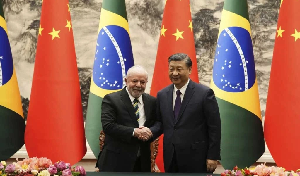 XI Jinping refirió el alto aprecio de China al desarrollo de los nexos bilaterales, y calificó a Lula Da Silva como un viejo amigo de la nación asiática. XI Jinping refirió el alto aprecio de China al desarrollo de los nexos bilaterales, y calificó a Lula Da Silva como un viejo amigo de la nación asiática.