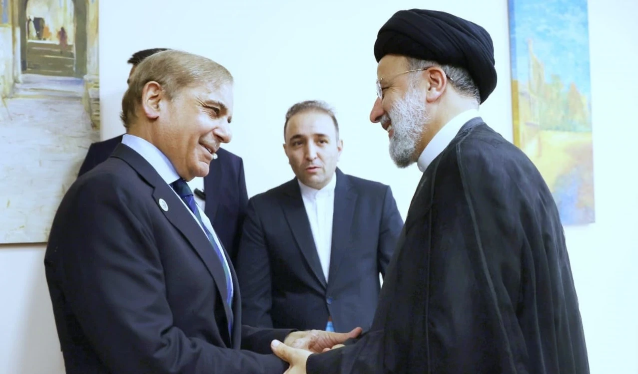 Encuentro entre el presidente iraní, Ebrahim Raisi, y el primer ministro de Pakistán, Shehbaz Sharif. Encuentro entre el presidente iraní, Ebrahim Raisi, y el primer ministro de Pakistán, Shehbaz Sharif.