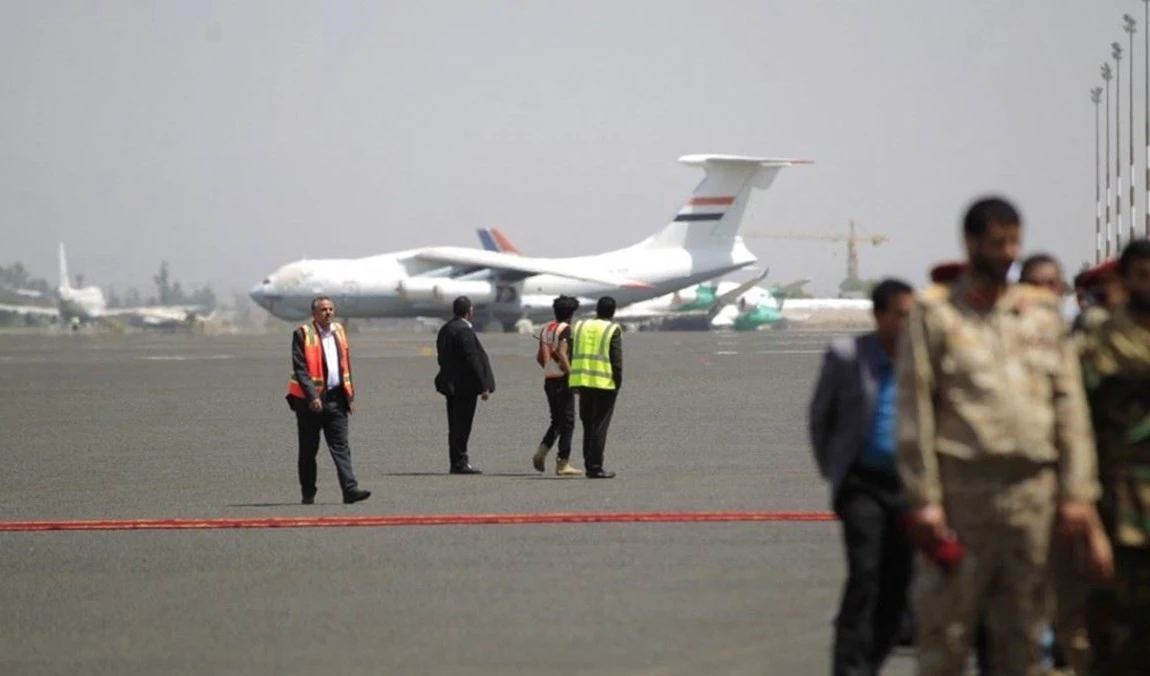 El grupo de 125 prisioneros llegó al aeropuerto de Saná, provenientes de Arabia Saudita. El grupo de 125 prisioneros llegó al aeropuerto de Saná, provenientes de Arabia Saudita.