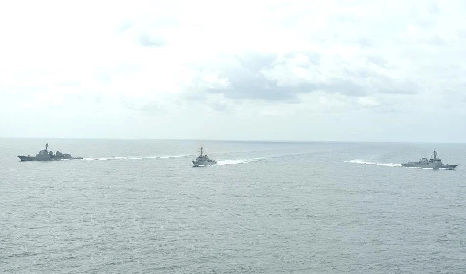 Según la Armada surcoreana, en estas maniobras participan tres destructores equipados con sistemas antimisiles Aegis.