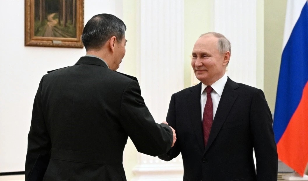El presidente ruso, Vladímir Putin, y el ministro de Defensa chino, Li Shangfu, durante su encuentro en Moscú.