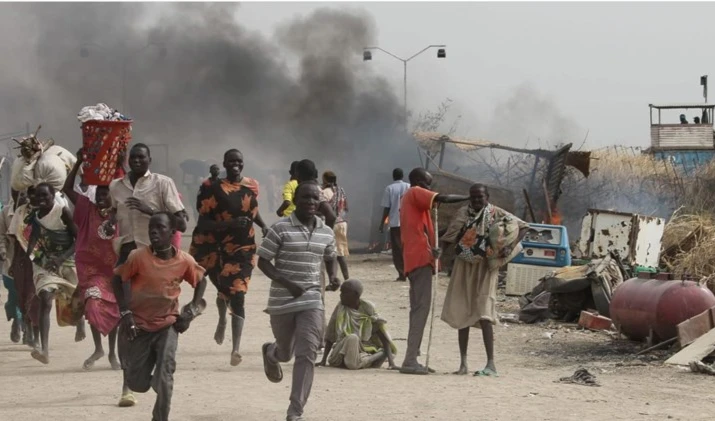 Civiles sudaneses huye en medio del intercambio de disparos entre las fuerzas beligerantes.