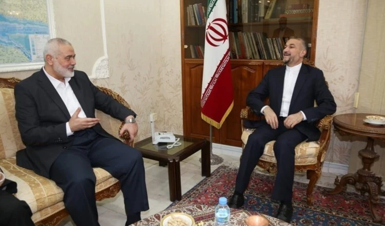 Canciller iraní (derecha) recibe en Teherán al líder de Hamas, Ismail Haniyeh.