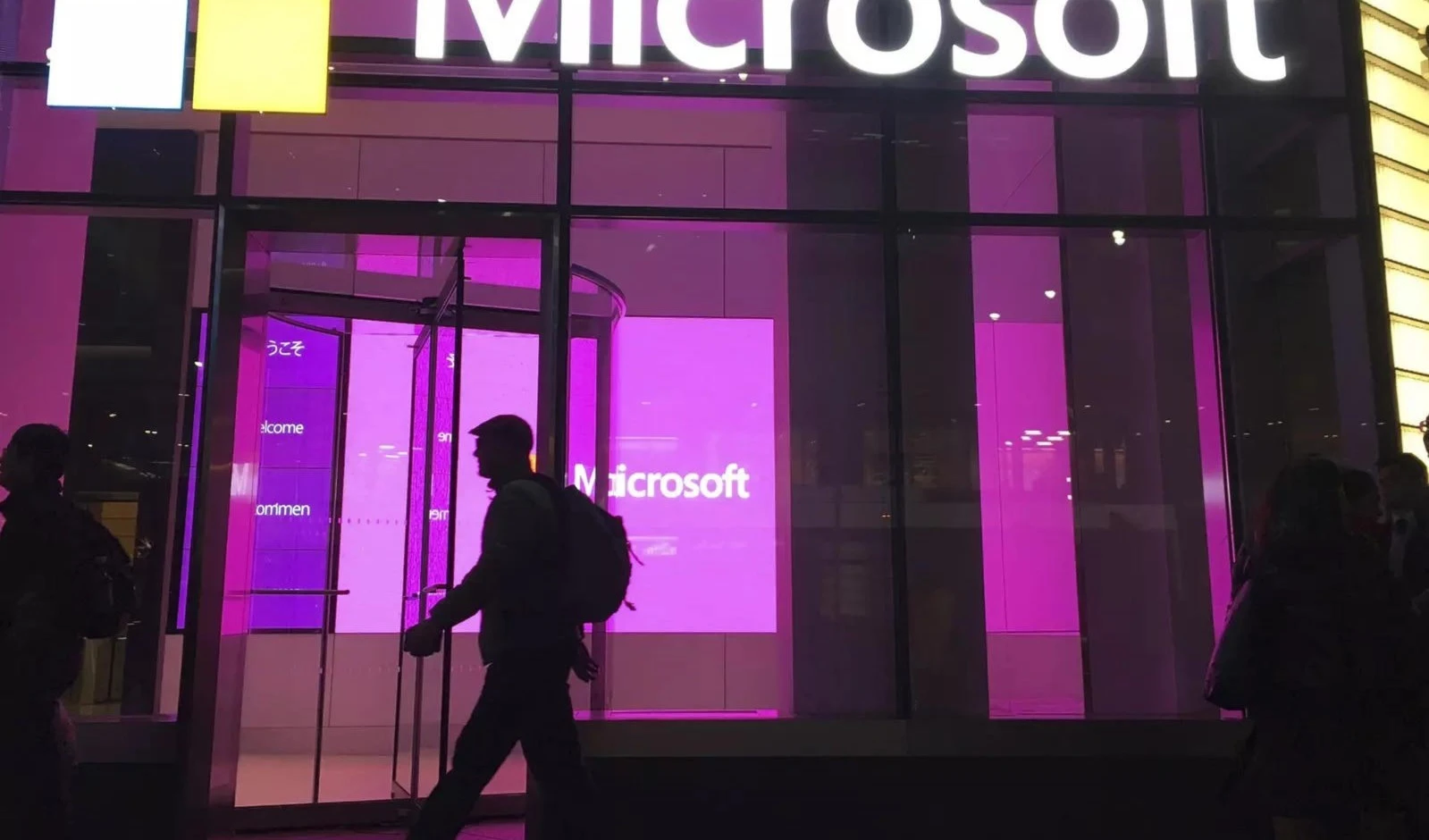Microsoft y Alphabet obtienen beneficios tras despidos masivos. Foto: AP.