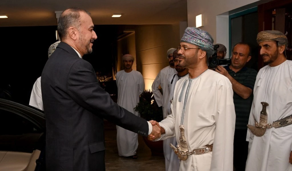 El canciller iraní, Hussein Amir Abdullahian, durante su encuentro con el ministro de la Oficina Real de Omán, el sultán bin Muhammad al-Nu'mani.