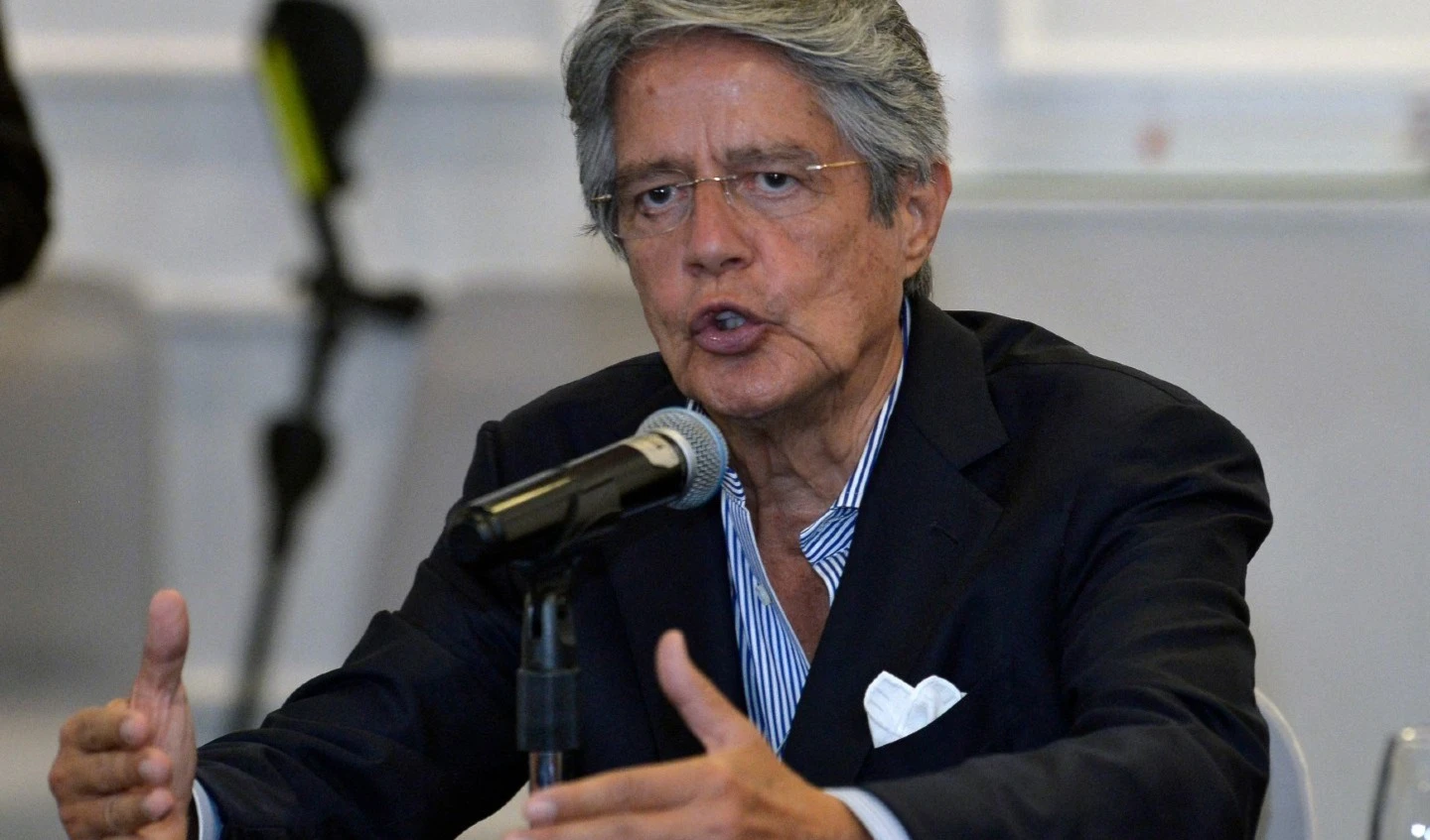 Proponen destitución de presidente de Ecuador