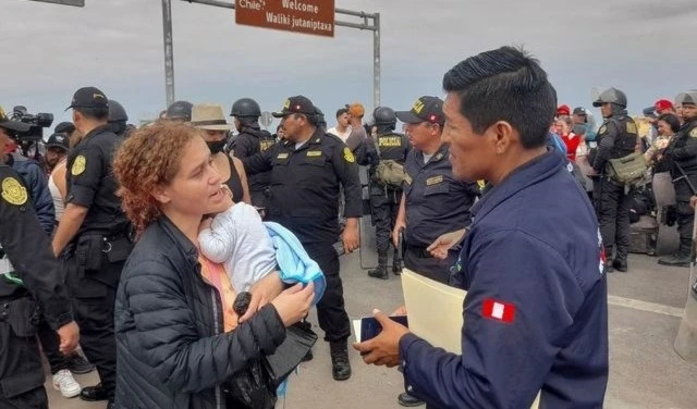 Perú impide paso de migrantes sin pasaporte sellado y visa vigente. Foto: AFP