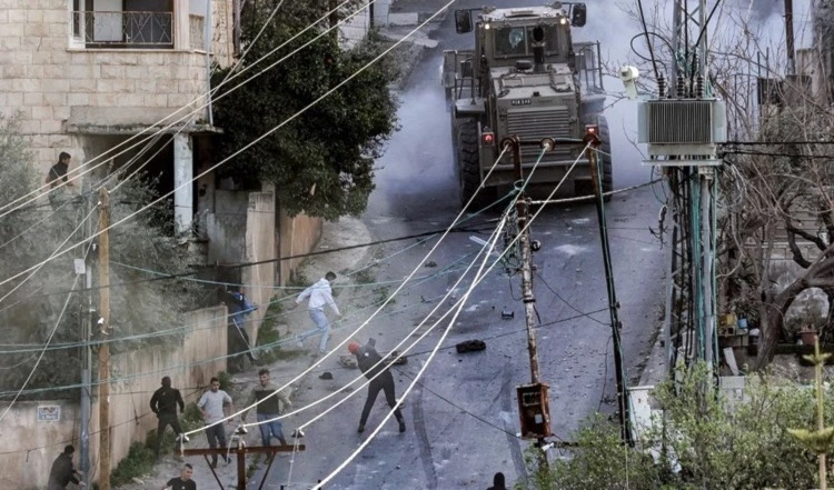 Palestinos enfrentan asalto israelí en Yenín.