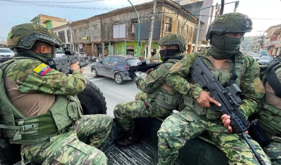 Soldados y policías ecuatorianos participan en un operativo de seguridad en el barrio Rivera del Río en Esmeraldas. Foto: AFP