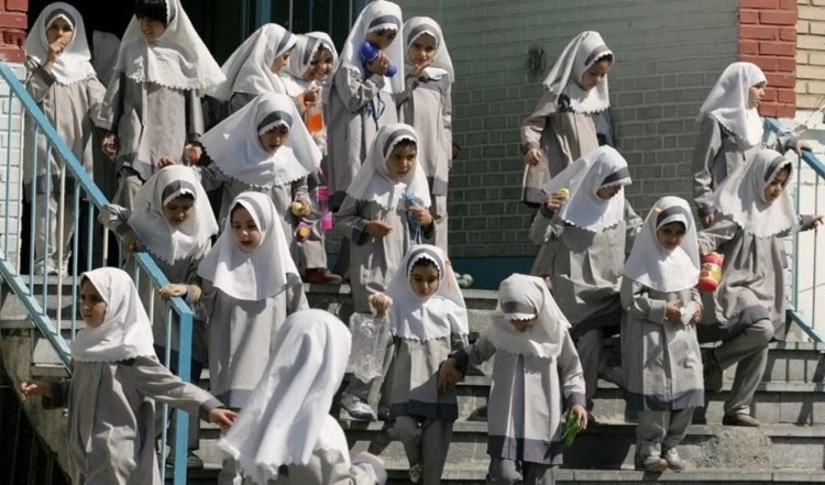 Publican informe de casos de envenenamiento en escuelas en Irán Publican informe de casos de envenenamiento en escuelas en Irán