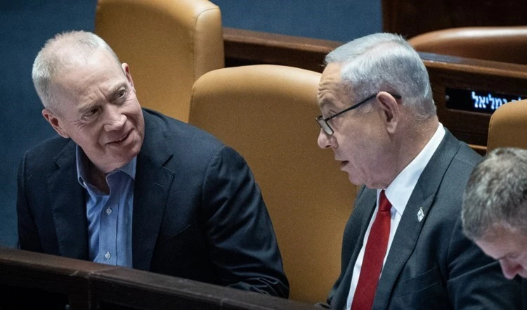 El ministro de Defensa israelí, Yoav Gallant (izquierda) conversa con el primer ministro Benjamín Netanyahu.