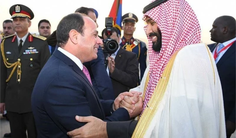 Encuentro entre el presidente egipcio, Abdel Fattah El-Sisi (izquierda) y el príncipe heredero saudita Mohammad bin Salman en Jeddah.