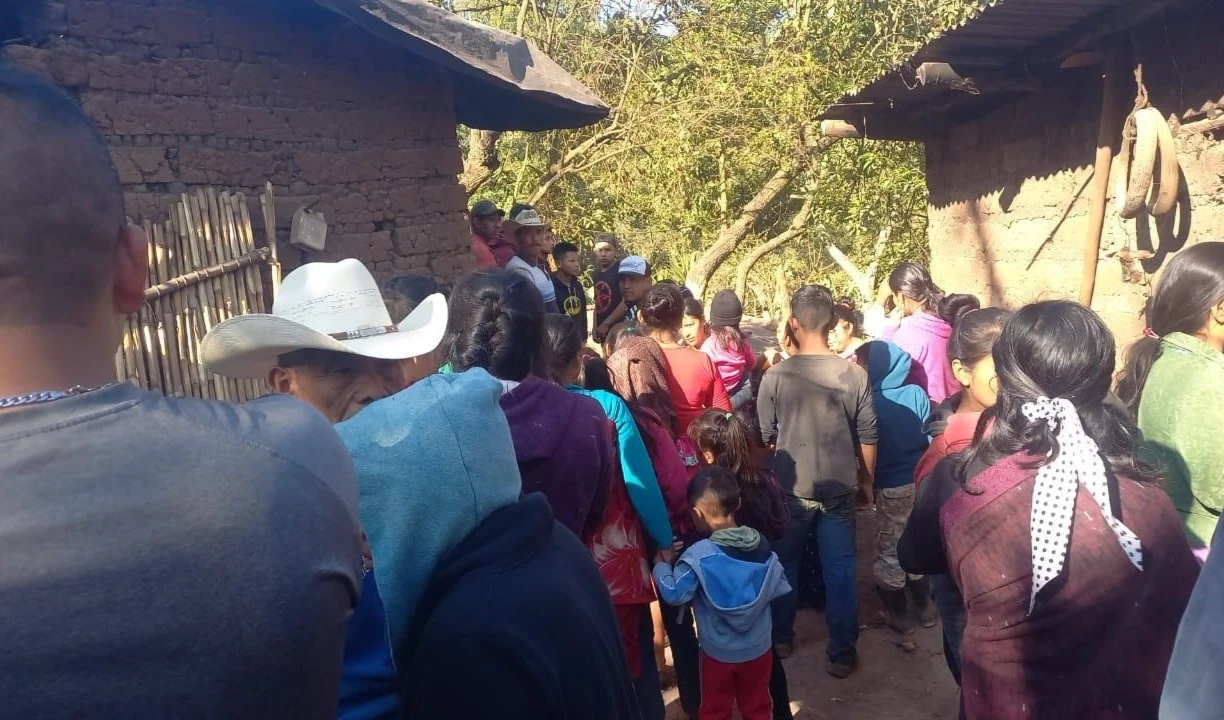 Vecinos de la aldea Palo Verde llegaron a la vivienda donde fueron asesinados a tiros los siete miembros de una familia.