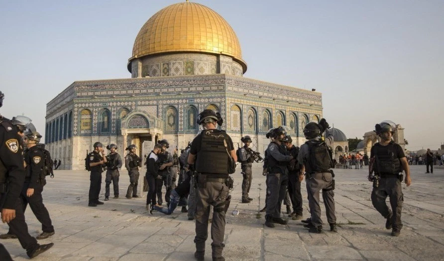 Fuerzas de ocupación asaltan la mezquita de Al-Aqsa.