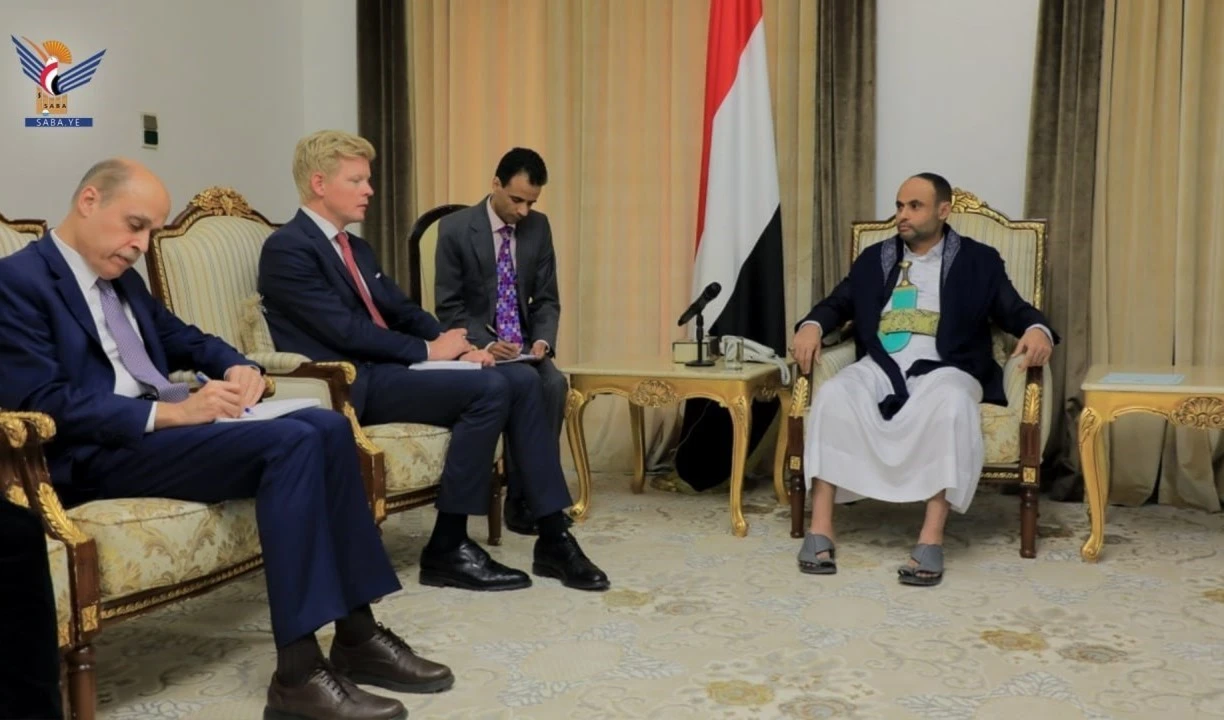 El presidente del Consejo Político Supremo en Yemen, Mahdi Al-Mashat, durante  su reunión con el enviado especial de Naciones Unidas, Hans Grundberg.