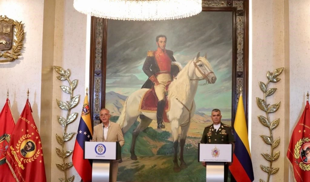 Los ministros de Defensa de Venezuela, general en jefe Vladimir Padrino López, y Colombia, Iván Velásquez Gómez durante su encuentro en Caracas. Los ministros de Defensa de Venezuela, general en jefe Vladimir Padrino López, y Colombia, Iván Velásquez Gómez durante su encuentro en Caracas.