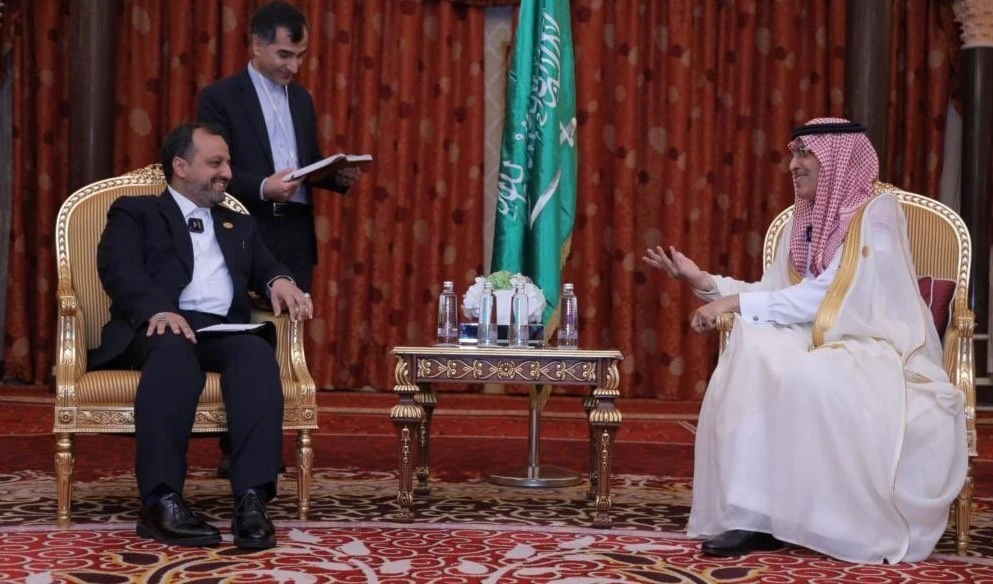 Los ministros de Economía de Irán, Ehsan Janduzi, y Arabia Saudita, Muhamed bin Abdulá al-Jadan.
