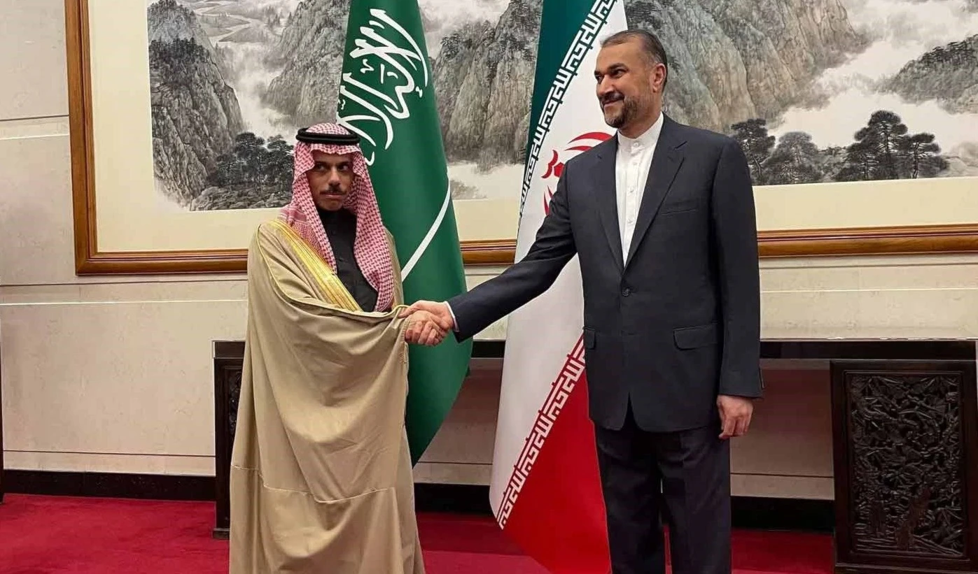 Los cancilleres iraní, Hossein Amir Abdullahian, y saudita, Faisal bin Farhan, durante la firma del acuerdo para restablecer sus vínculos el pasado 6 de abril.