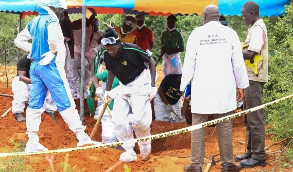 Algunos de los rescatados con vida fallecieron después en el hospital debido al lamentanle estado de salud en que se encontraban.