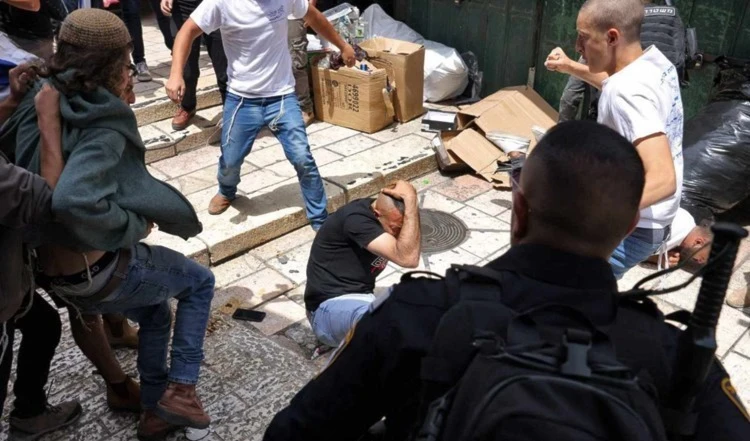 Las fuerzas de ocupación golpearon a muchos ciudadanos e impidieron a la prensa acercarse al lugar de la marcha de los colonos.