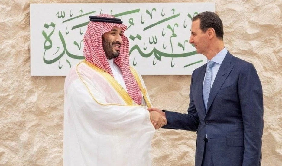El presidente sirio Bashar al-Assad estrechó la mano del príncipe heredero saudita, Mohammed bin Salman.