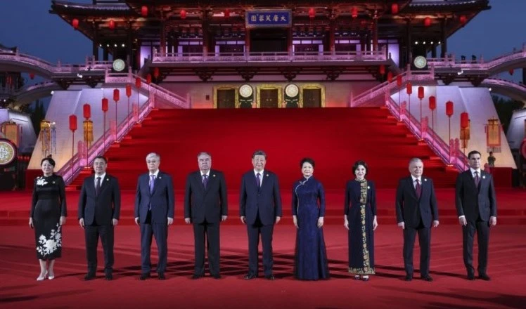 El presidente de China, Xi Jinping, sostuvo conversaciones con los mandatarios de Kazajistán, Kirguistán, Tayikistán, Turkmenistán y Uzbekistán. El presidente de China, Xi Jinping, sostuvo conversaciones con los mandatarios de Kazajistán, Kirguistán, Tayikistán, Turkmenistán y Uzbekistán.