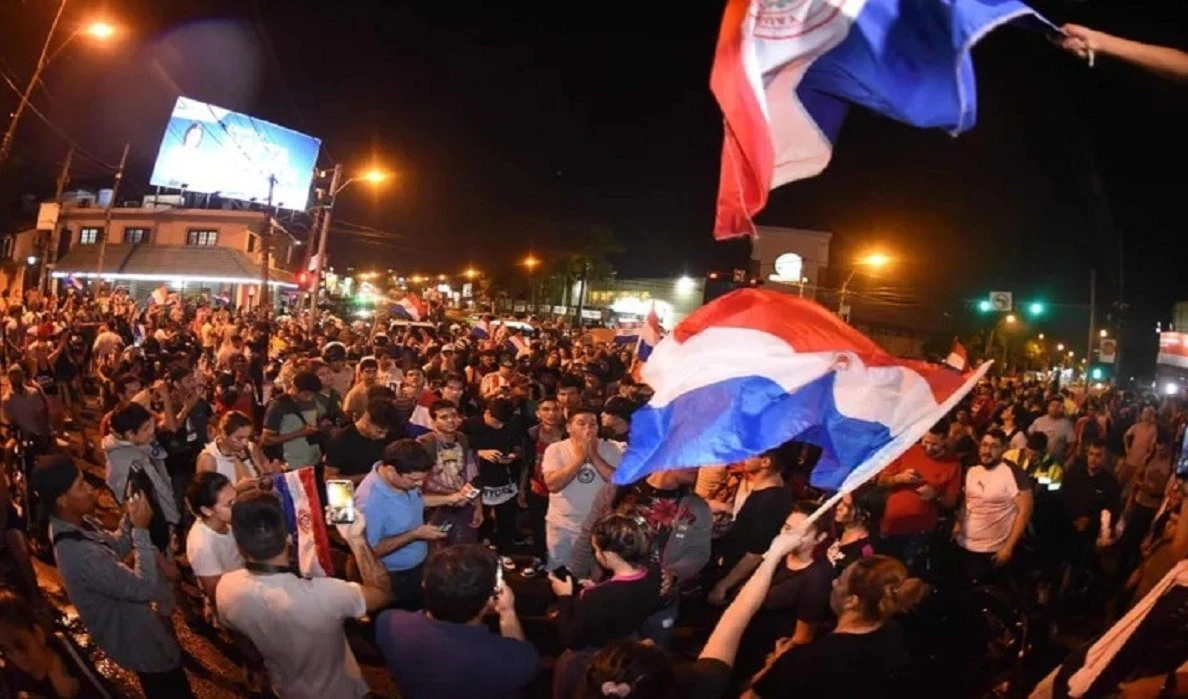 Cientos de manifestantes salieron a protestar en contra del presunto fraude en las afueras del Tribunal Superior de Justicia Electoral.