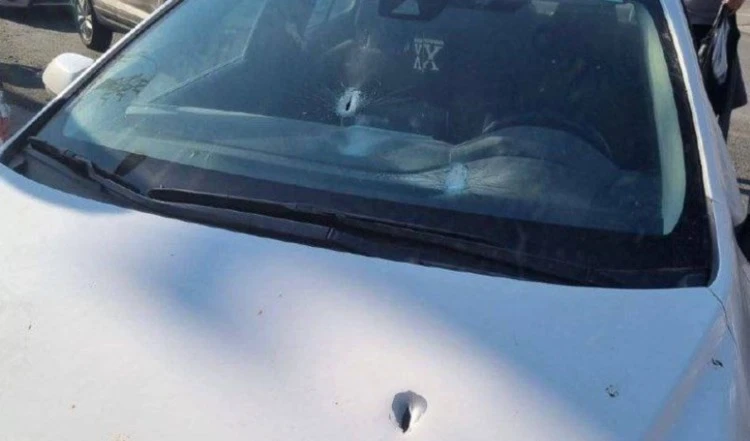 Combatientes de la resistencia disparan contra un automóvil donde viajaban colonos israelíes.